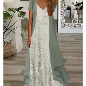 Chic Lace Maxi Dress in Soft Green